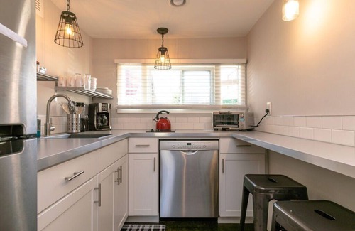Weaverville Apartamento | The Lower Georgia Peach Studio is a sophisticated dog friendly Downtown rental!