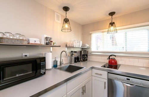 Weaverville Apartamento | The Lower Georgia Peach Studio is a sophisticated dog friendly Downtown rental!