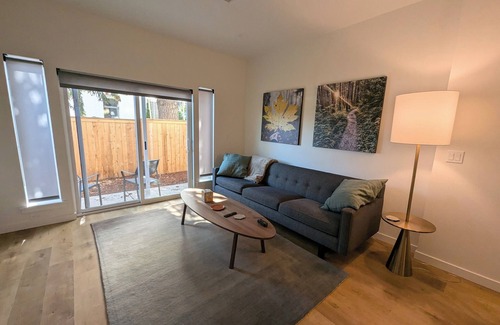 Johns Landing Condominio | The LuLu Belle - Charming and Modern 2BR, 2.5B Condo John's Landing, Portland
