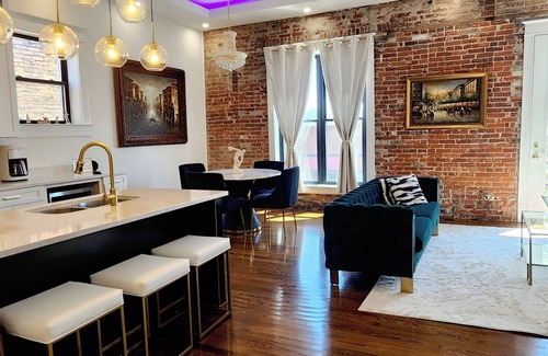 Metropolis Apartamento | The Luxe High Roller! 2 bed apt in Metropolis near Harrah's Casino! Pet friendly