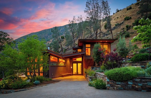 El Portal Casa | The Luxe Lodge | Yosemite EV Hot Tub Views