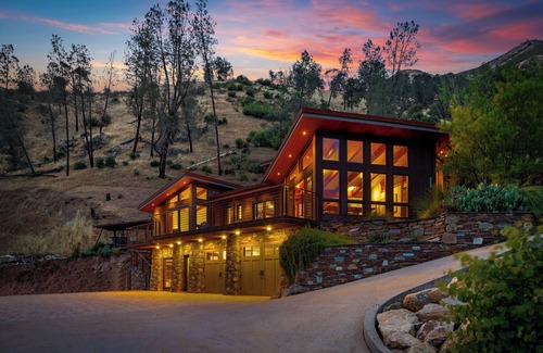 El Portal Casa | The Luxe Lodge | Yosemite EV Hot Tub Views