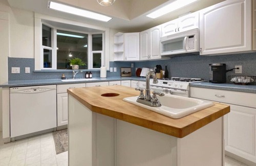 Baker City Apartamento | The Madison - Downtown with Hot Tub!