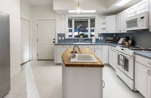 Baker City Apartamento | The Madison - Downtown with Hot Tub!