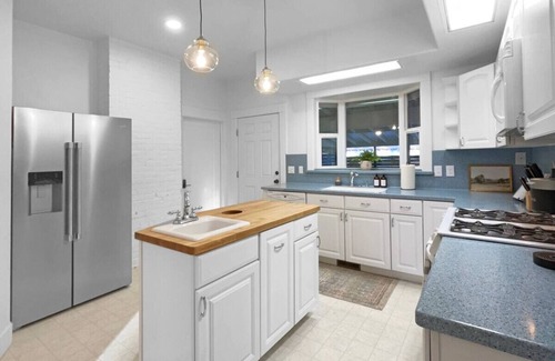 Baker City Apartamento | The Madison - Downtown with Hot Tub!