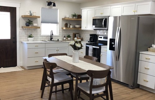 Beach City Casa | The Magnolia House in Wilmot Ohio