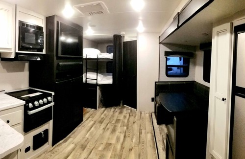 Lakeview Casa | The Magnolia House RV 2022 Riverfront Sleeps 5