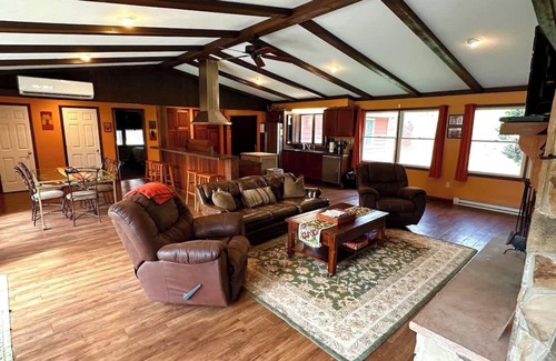 Austinburg Casa | The Main House at Rustic River