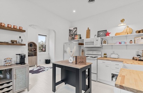 Madison Apartamento | The Main St. Oasis - Heart of Downtown Madison - Steps from Shopping & Dining