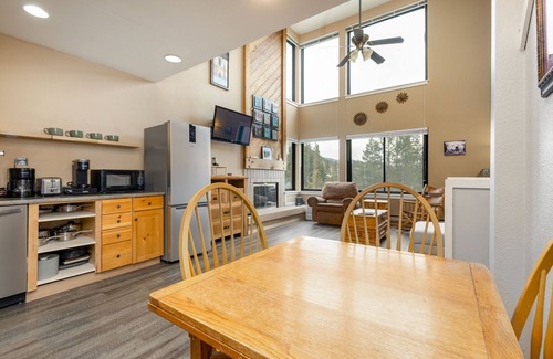 Lakeside Village Condominio | The Mall 1429 1 Bedroom Condo