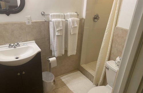 Erie Hotel | The Maple Motel Erie