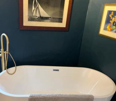 Bourton Casa | The Master Suite, Cotswolds Coaching Inn