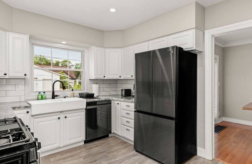 Peoria Casa | The Midcentury Cottage - Spacious 2BD w/ KING bed