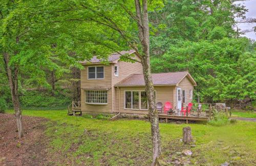 Mill River Casa | The Mill River Cabin with Fireplace and River View!