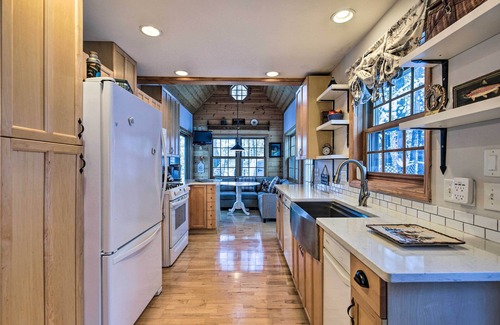 Hazelhurst Cabina | 'The Minocqua Blue House' w/ Private Beach & Pier