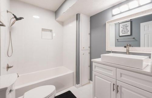 Conyers Casa | The Modern Serenity Townhome -10 mins to Horsepark