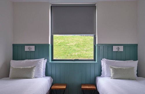 Chittlehamholt Complejo | The Mole Resort, 3 Bedroom Valley View Luxury Lodge with Hot Tub