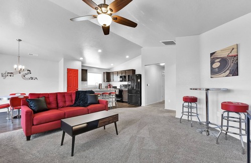 Nampa Casa | The Monochrome Home in Nampa near Hospital