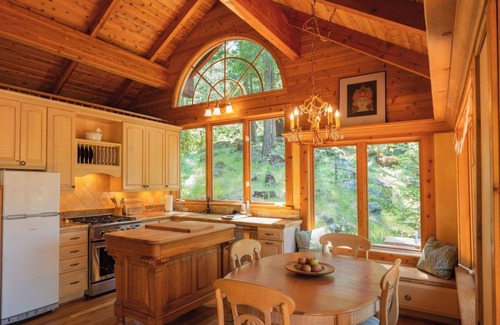 Nevada City Cabina | Aislado Santuario Creekside con agujero de natación privado