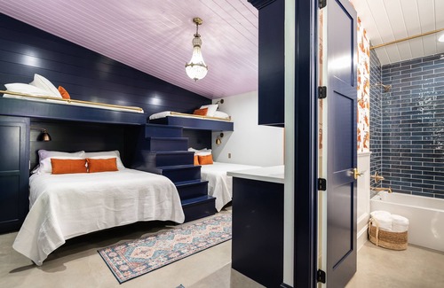 Fayetteville Casa | The Moxie: Luxe Barn Stay with Pool + Hot Tub + Game Room