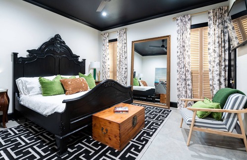 Fayetteville Casa | The Moxie: Luxe Barn Stay with Pool + Hot Tub + Game Room