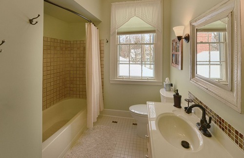 Canandaigua Cama Y Desayuno | The Muir-King-Exclusivo-Baño privado con bañera-Vista al Jardín