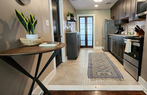 Old City Condominio | The Nama Retreat: Ultra-Modern, Downtown, Sleeps 6, WiFi, Full Kitchen, Stylish Decor