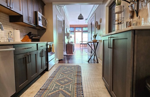 Old City Condominio | The Nama Retreat: Ultra-Modern, Downtown, Sleeps 6, WiFi, Full Kitchen, Stylish Decor