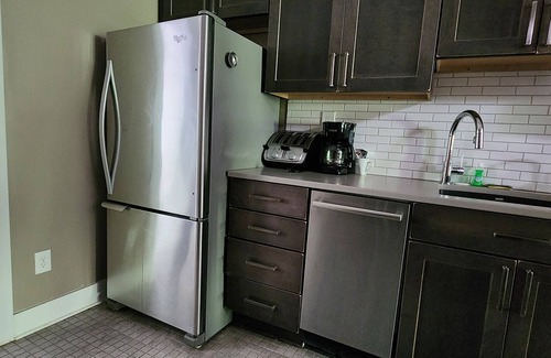 Old City Condominio | The Nama Retreat: Ultra-Modern, Downtown, Sleeps 6, WiFi, Full Kitchen, Stylish Decor