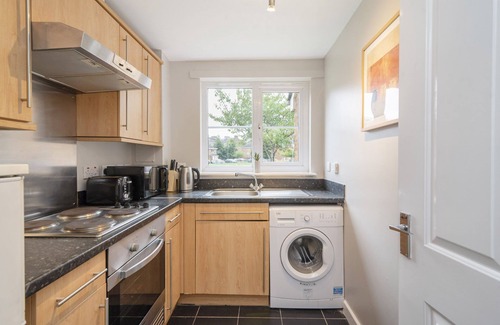 East End Casa | The Nelson: Spacious Main Door Holiday Home & Parking