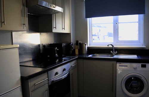 East End Casa | The Nelson: Spacious Main Door Holiday Home & Parking