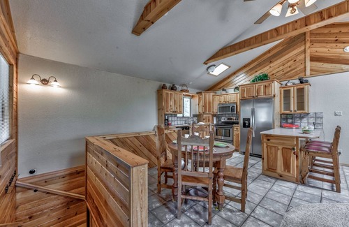 Ruidoso Cabina | The Neon Bear