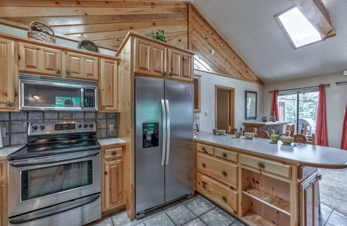 Ruidoso Cabina | The Neon Bear