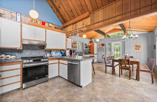 Calgary Casa | The Nest - Retro Cabin w/ Sauna