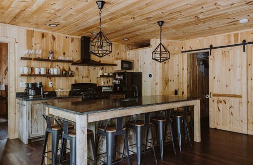 Laurelville Casa | Granero-Baño privado-The Barn @ The Treehouses