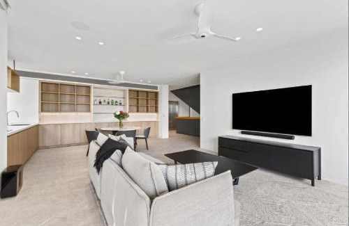 Brighton Apartamento | The newly constructed home with high end fixtures and fittings faces east