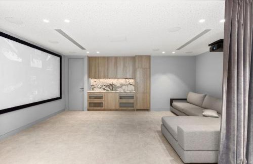 Brighton Apartamento | The newly constructed home with high end fixtures and fittings faces east