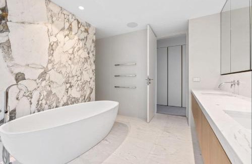 Brighton Apartamento | The newly constructed home with high end fixtures and fittings faces east