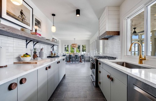 Kingsville Casa | The North Shore Beach House - Your Luxury Waterfront Retreat!