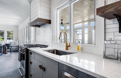 Kingsville Casa | The North Shore Beach House - Your Luxury Waterfront Retreat!