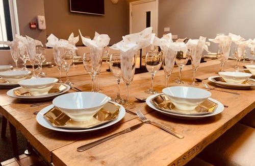 Flint Apartamento | The North Wales Gathering - 9 Bedroom - EV Charging