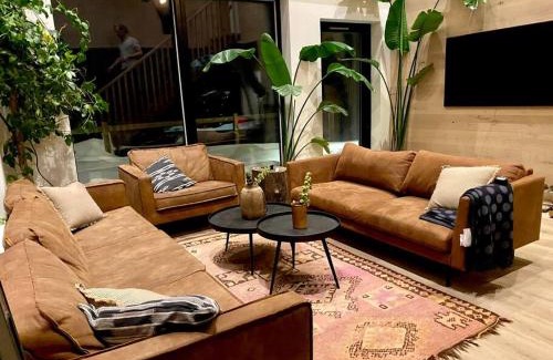 Mosfellsbaer Villa | The Oak house - Designers private Northern lights geothermal Villa