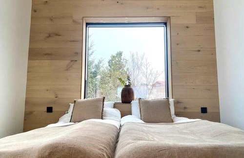 Mosfellsbaer Villa | The Oak house - Designers private Northern lights geothermal Villa