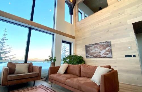 Mosfellsbaer Villa | The Oak house - Designers private Northern lights geothermal Villa