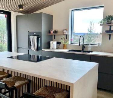 Mosfellsbaer Villa | The Oak house - Designers private Northern lights geothermal Villa