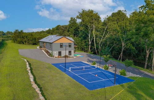 Loyalton Casa | The Oakdale Retreat with Pickleball Court