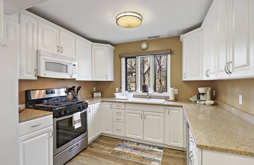 Fontana Condominio | The Oaks Retreat |Abbey Springs Resort |Upper & Lower Living Rooms |Wraparound Deck |Pool |Beach
