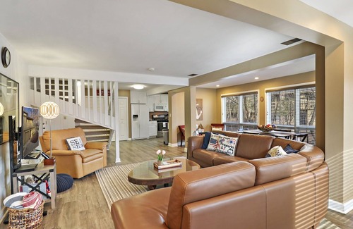 Fontana Condominio | The Oaks Retreat |Abbey Springs Resort |Upper & Lower Living Rooms |Wraparound Deck |Pool |Beach