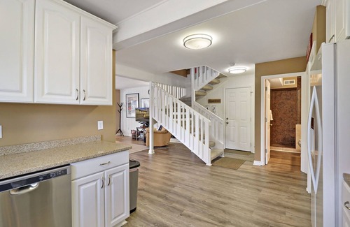 Fontana Condominio | The Oaks Retreat |Abbey Springs Resort |Upper & Lower Living Rooms |Wraparound Deck |Pool |Beach