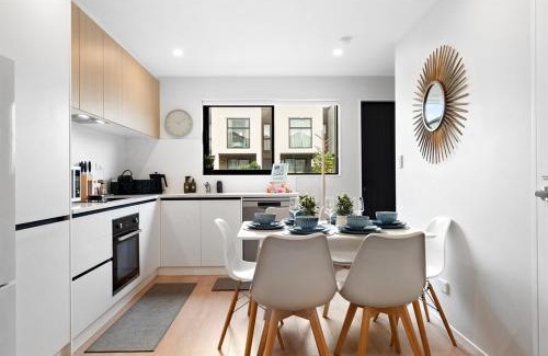 Mangere Bridge Casa | The Oasis at Auckland Airport - King bed and more!